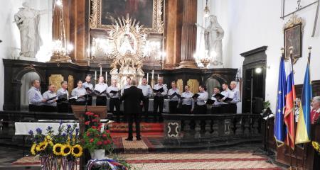 Slika 11_Predstavil se je tudi Komorni moški pevski zbor Davorin Jenko Cerklje pod vodstvom Jožefa Močnika